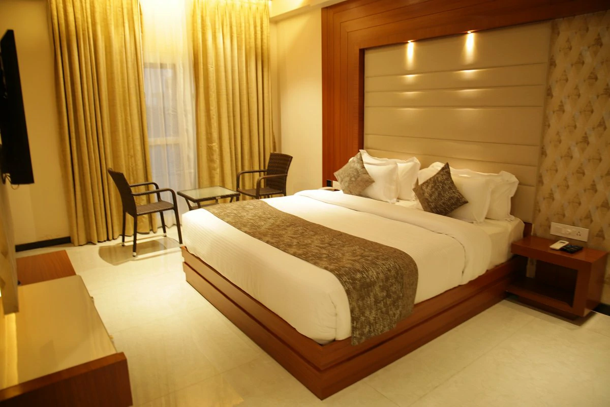 Luxury Room With Balcony - King Bed